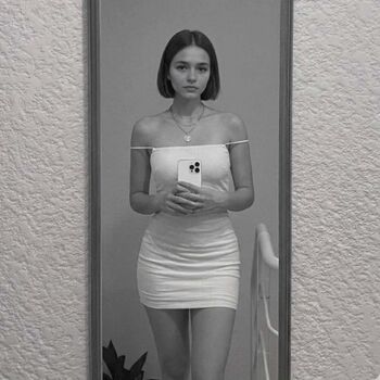 Valeria Flores